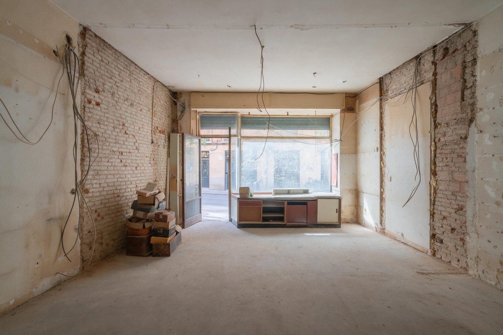 Local comercial en bruto en Madrid antes de la reforma, con paredes sin revestir e instalaciones vistas
