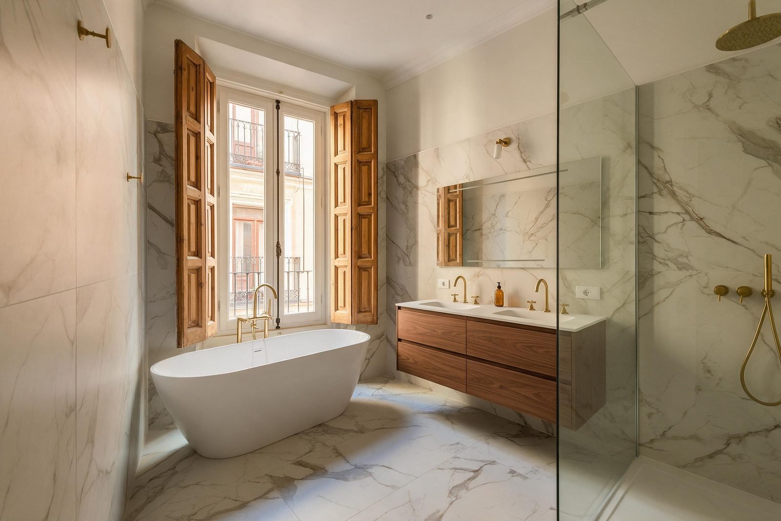 Baño principal de una reforma integral en Madrid con ducha de obra y doble lavabo