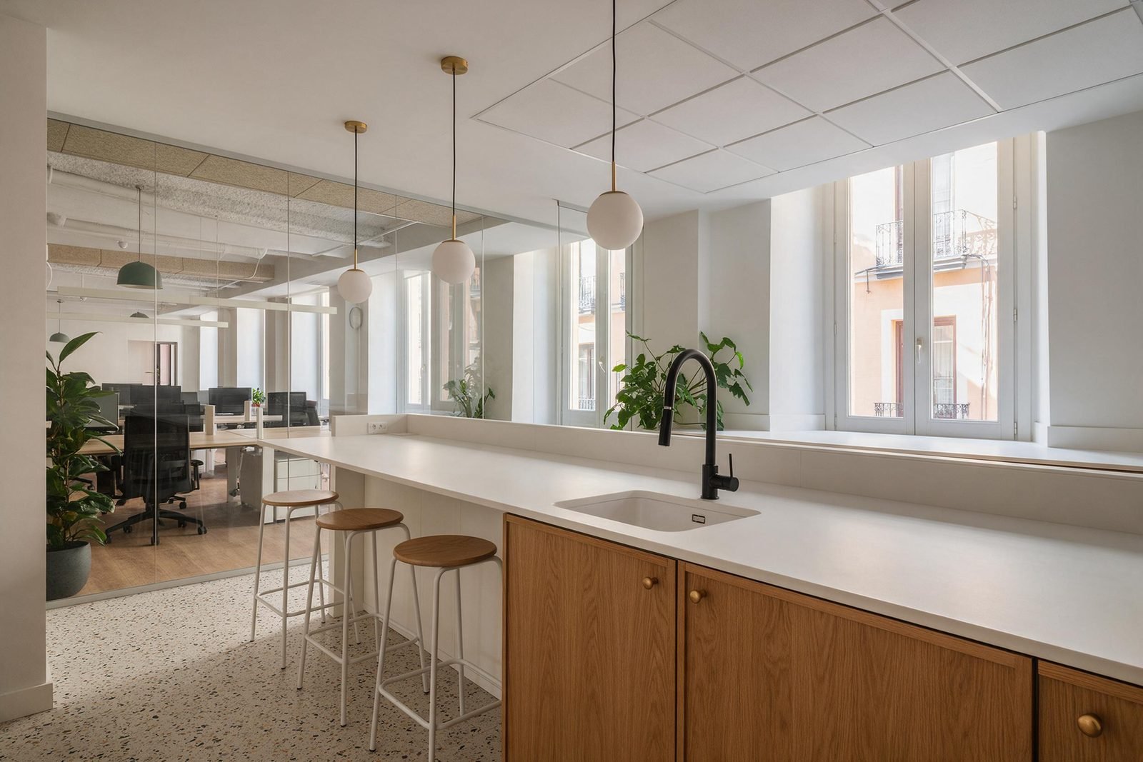 Zona de cocina y descanso de una oficina reformada en Madrid