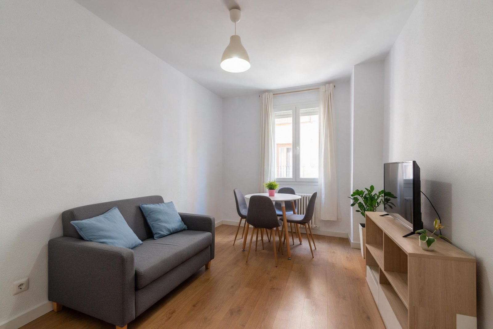 Salón compartido reformado en un piso de alquiler por habitaciones en Madrid